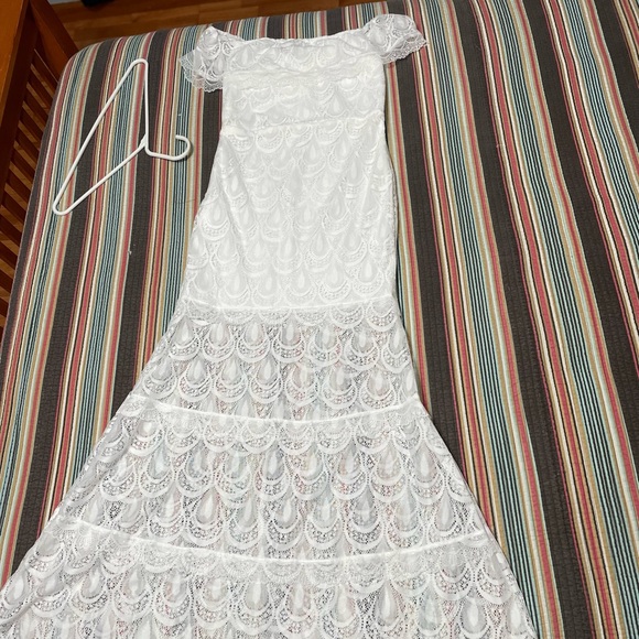 Simple wedding, open lace back and small train. - Picture 13 of 15